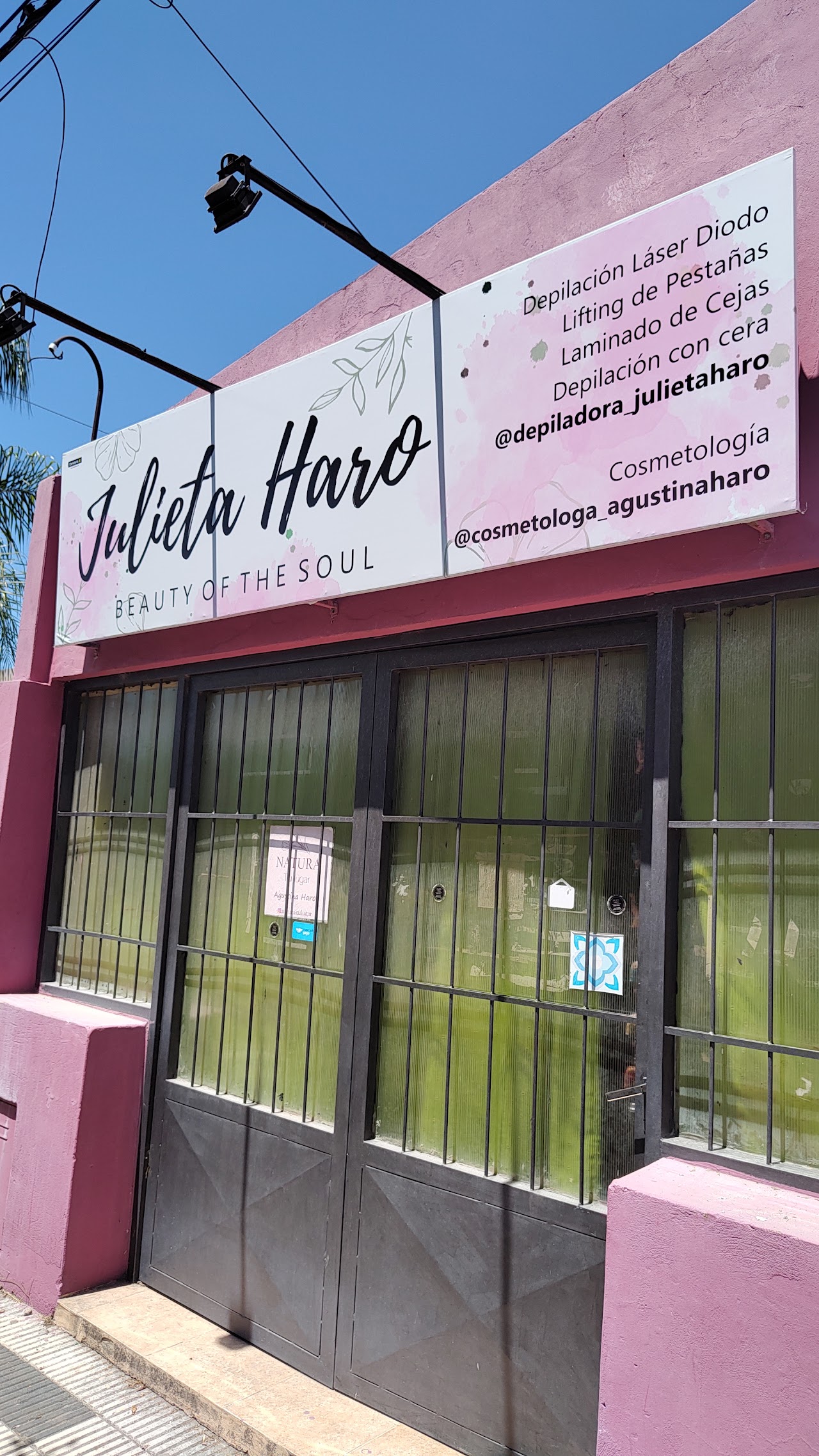 Cabina de tratamiento VIP en Julieta Haro Beauty Studio con camilla ergonómica, espejo dorado y ambientación cálida