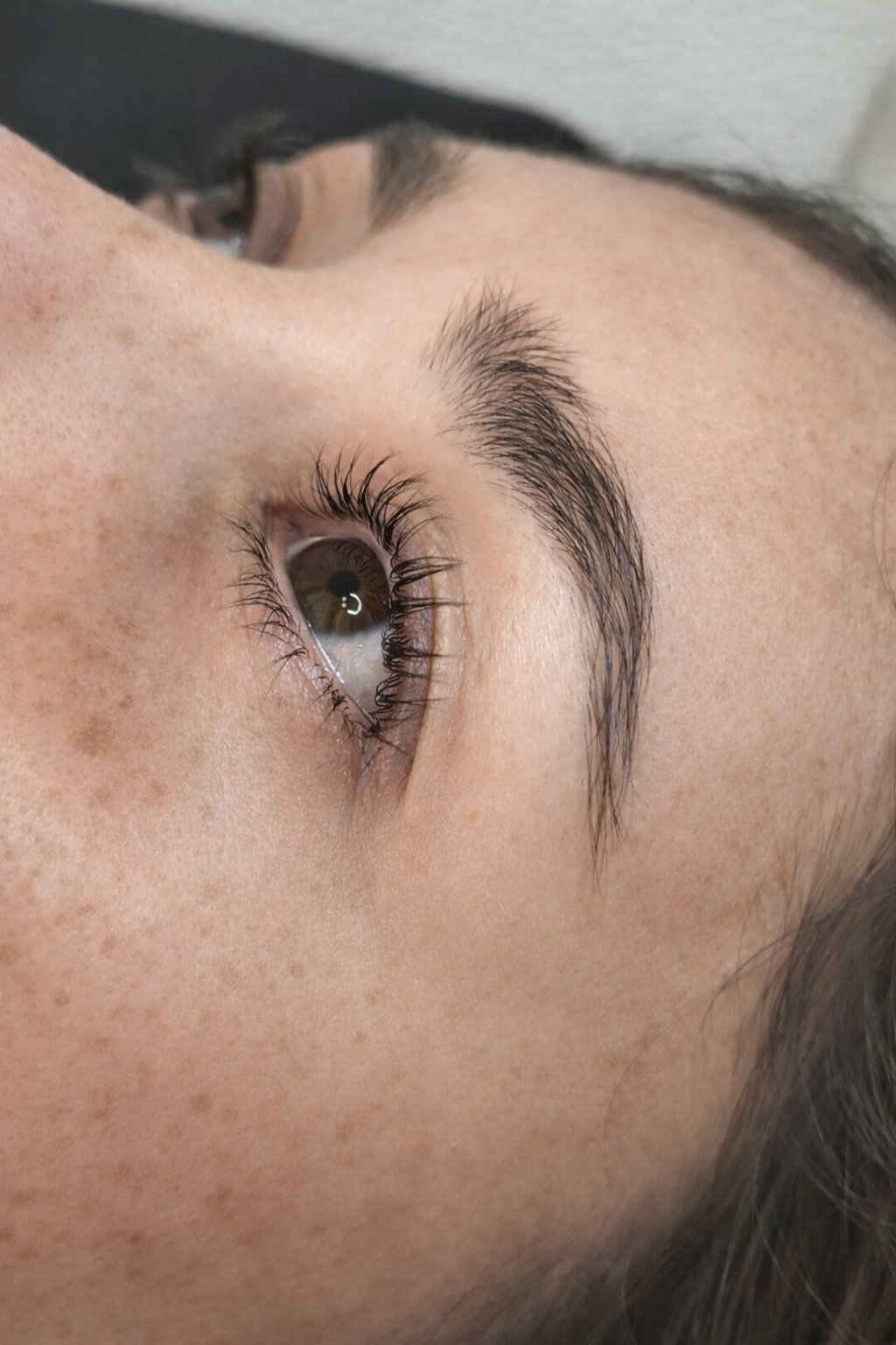 Tratamiento de cosmetología facial con aplicación de suero nutritivo y masaje relajante